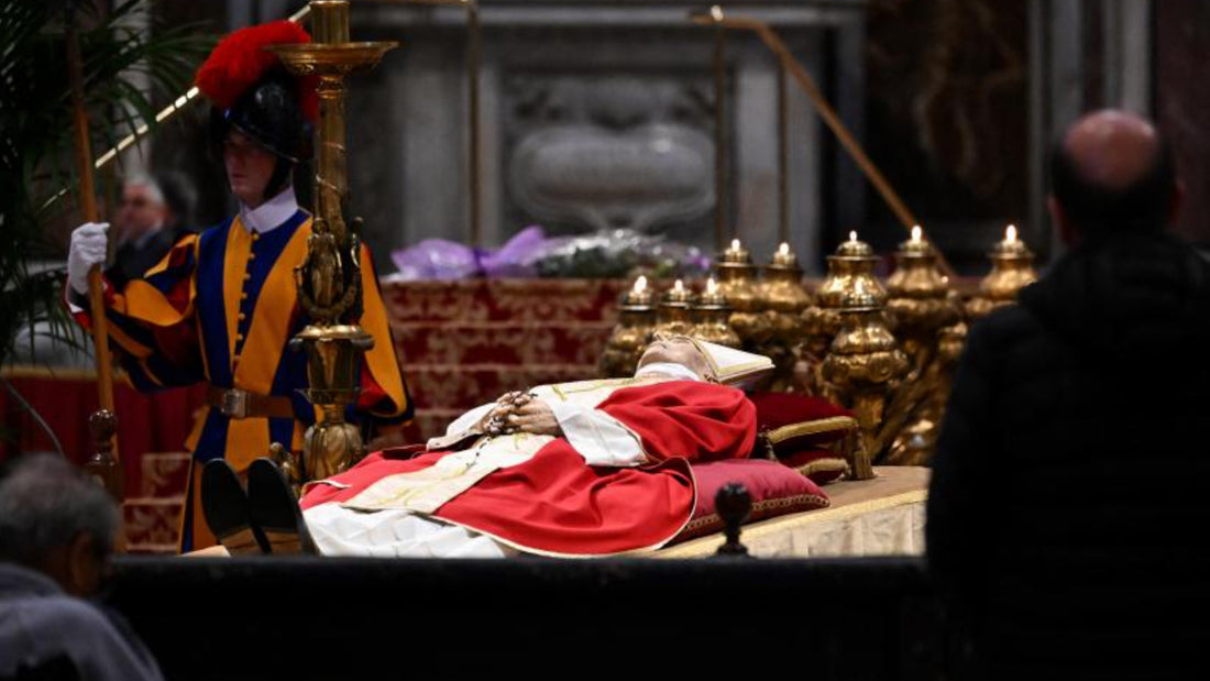 El Papa Francisco celebra el funeral de su predecesor Benedicto XVI