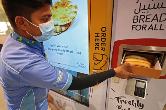 En Dubai, el templo del lujo, máquinas de pan gratis para los más pobres