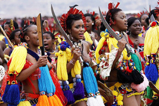 En Sudáfrica, las jóvenes vírgenes bailan ante el rey zulú.