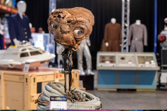 Miles de objetos de culto a subasta en Estados Unidos: la cabeza de "E.T." y el albornoz de "El Gran Lebowski" a la venta