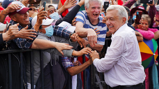 México: El presidente dirige una marea humana en las calles en apoyo de sus políticas