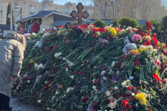 Miles de rusos siguen visitando la tumba de Alexei Navalny, que ahora está completamente cubierta de flores.