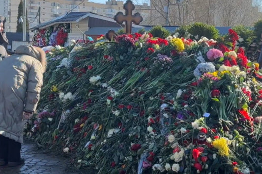 Miles de rusos siguen visitando la tumba de Alexei Navalny, que ahora está completamente cubierta de flores.